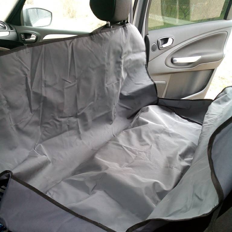 Autodeka 4pet na zadné sedadlá s otvorom pre bezpečnostné pásy